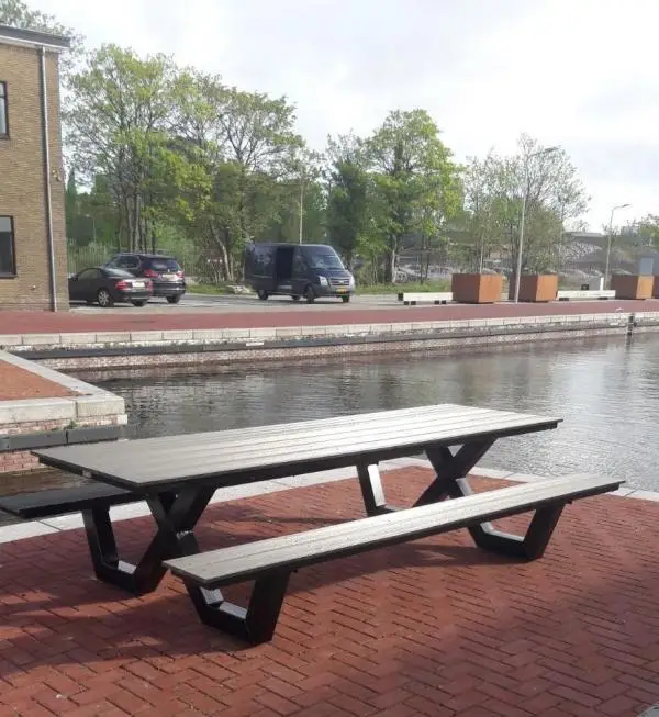 zwarte picknicktafel van staal