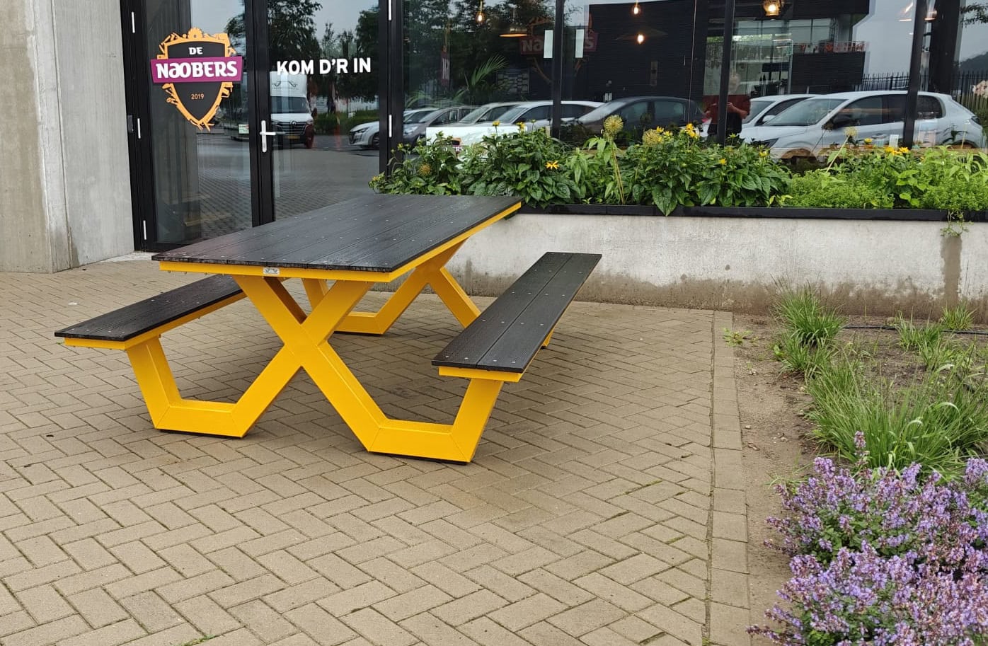 Picknicktafel met een geel frame, geeft een zonnige uitstraling op je terras.