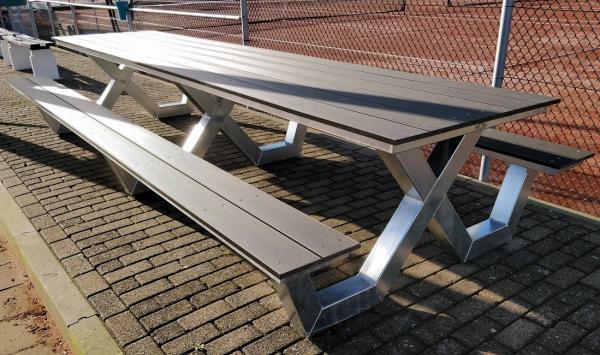 Picknicktafel op de tennisbaan