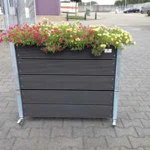 Hoge plantenbak op wielen