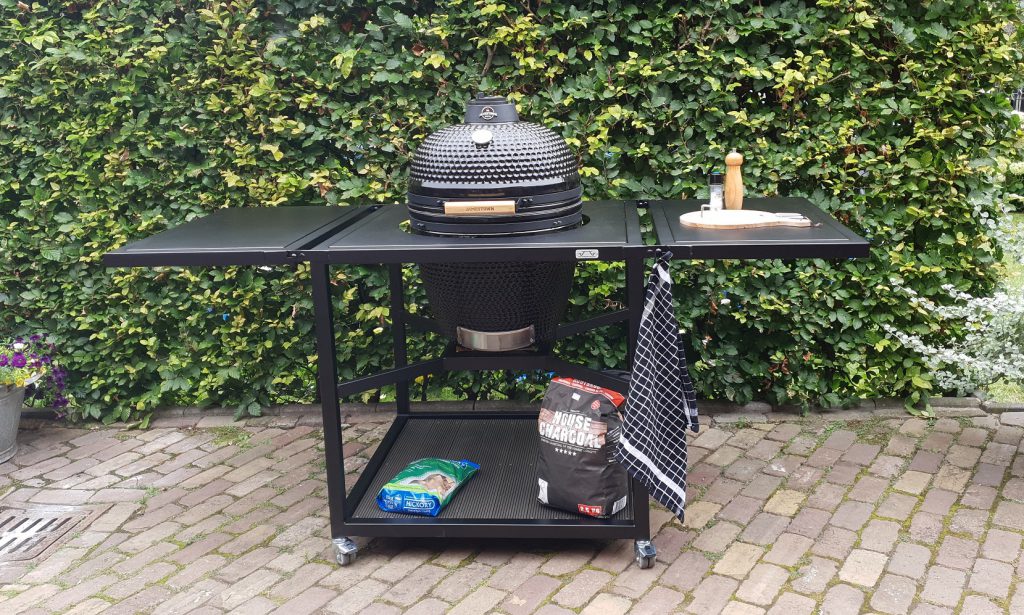 Kamado BBQ meubel op wielen met 1 opklapbare zijkant.