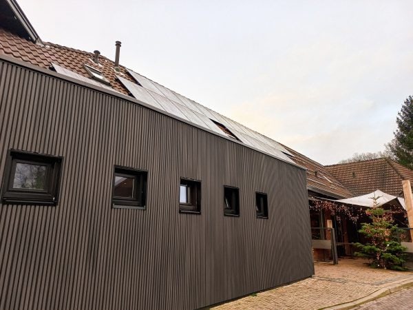 rhombus wandpanelen van houtcomposiet met co-extrusion laagje.