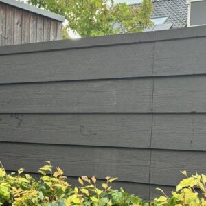 Schutting van rabat planken met afwerklijst