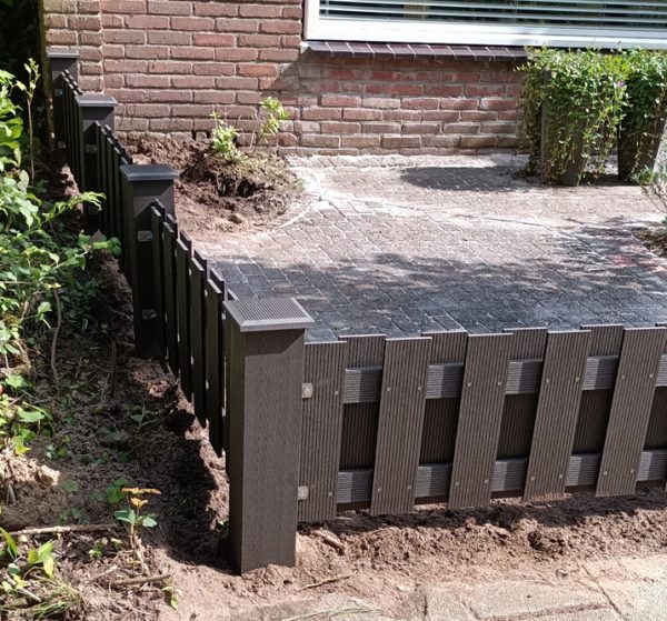 Tuinscherm van composiet op maat gemaakt