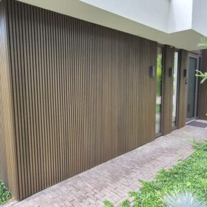 Buitengevel bekleed met Teak kleur rhombus planken