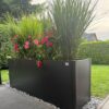 Hoge plantenbak van staal met beplanting