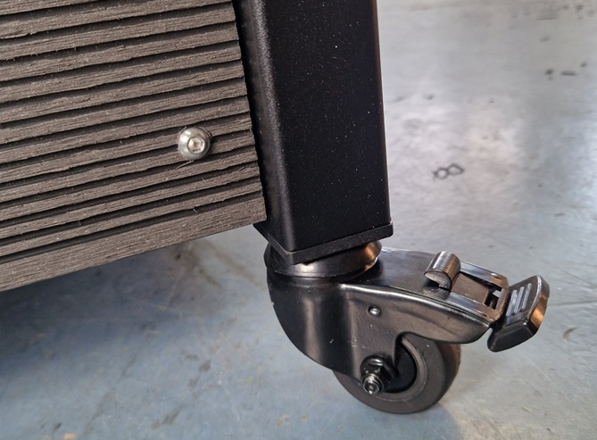 Bijpassende zwarte wielen voor de composiet bloembakken