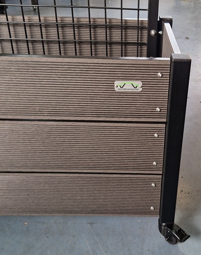 Mooie zwarte wielenset voor de plantenbakken