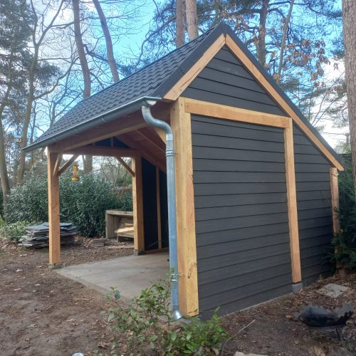 Composiet Rabat Plank Met Douglas Balken Composiet rabat planken aan een douglas houten schuurtje