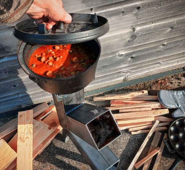 Rocket stove buiten keukentje met pan